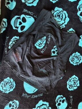 Black Women’s Crop Top -